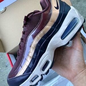 Nike Air Max 95 SE Burgundy Crush Women Size 8 New